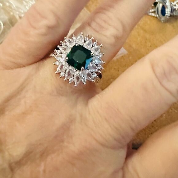 ⭐️NEW⭐️ HUGE GREEN GEMSTONE RING LAB CREATED EMERALD WHITE CZ SQUARE BLING - Picture 1 of 15